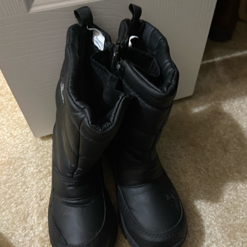 Snow boots